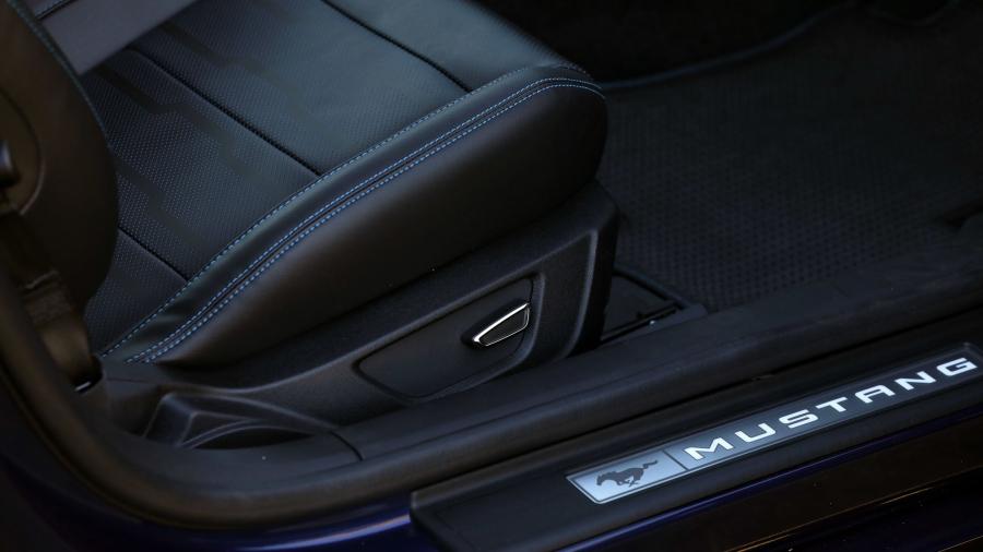 Детали интерьера Ford Mustang EcoBoost Fastback 2017 года  (NA) (фото 13 из 13)